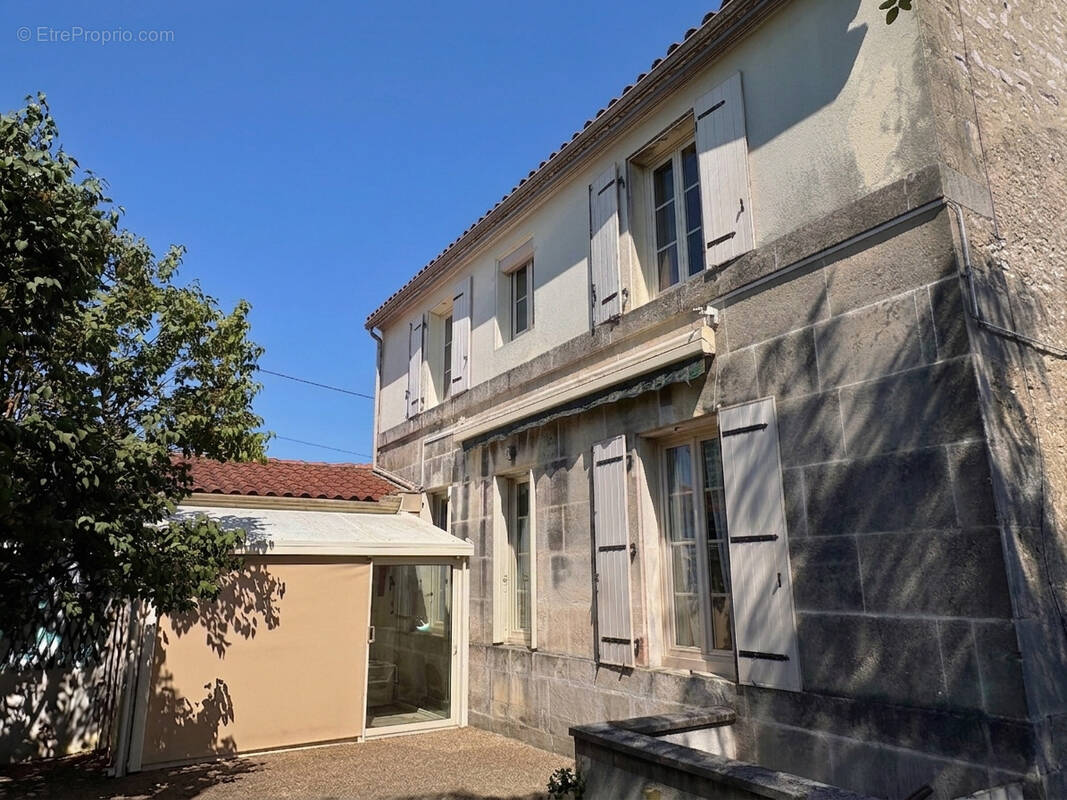 MAISON DE CARACTÈRE en pierre de taille, terrain de 1 200 m2, dépendance de 210 m2, quartier Gare COGNAC - photo 22