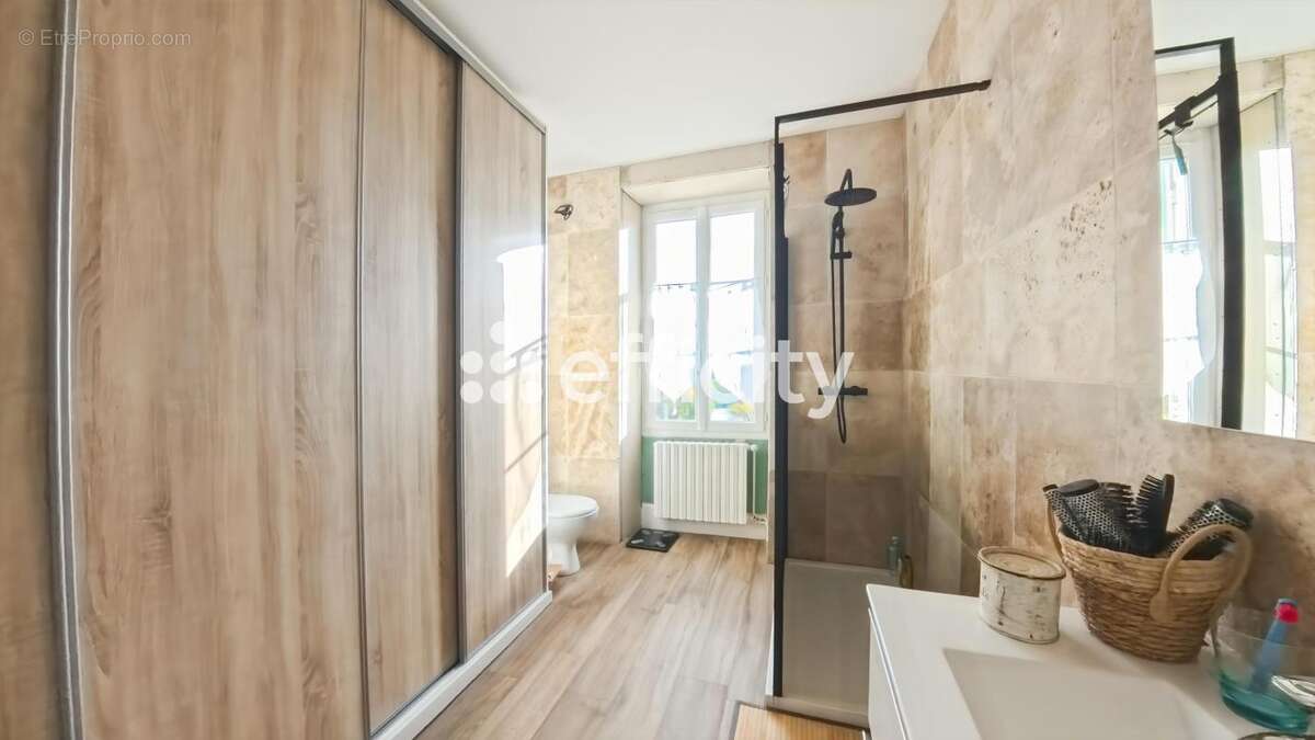 Maison à SAINT-PASTOUR