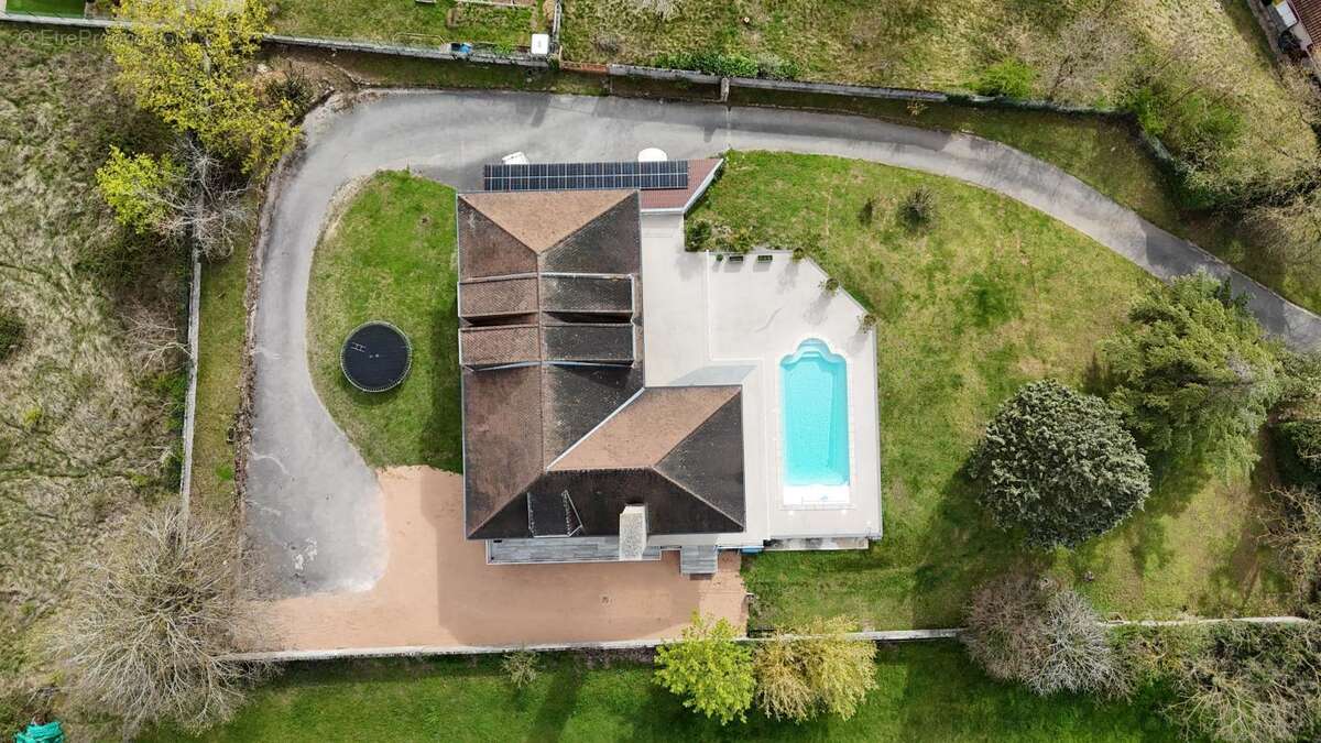 Maison à LEYRIEU
