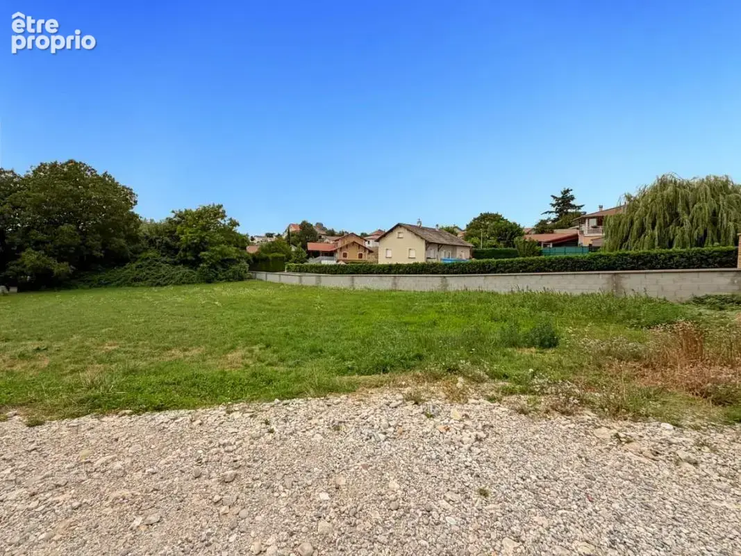 Terrain constructible de 1 500 m² au cœur du village de Crachier - photo 3