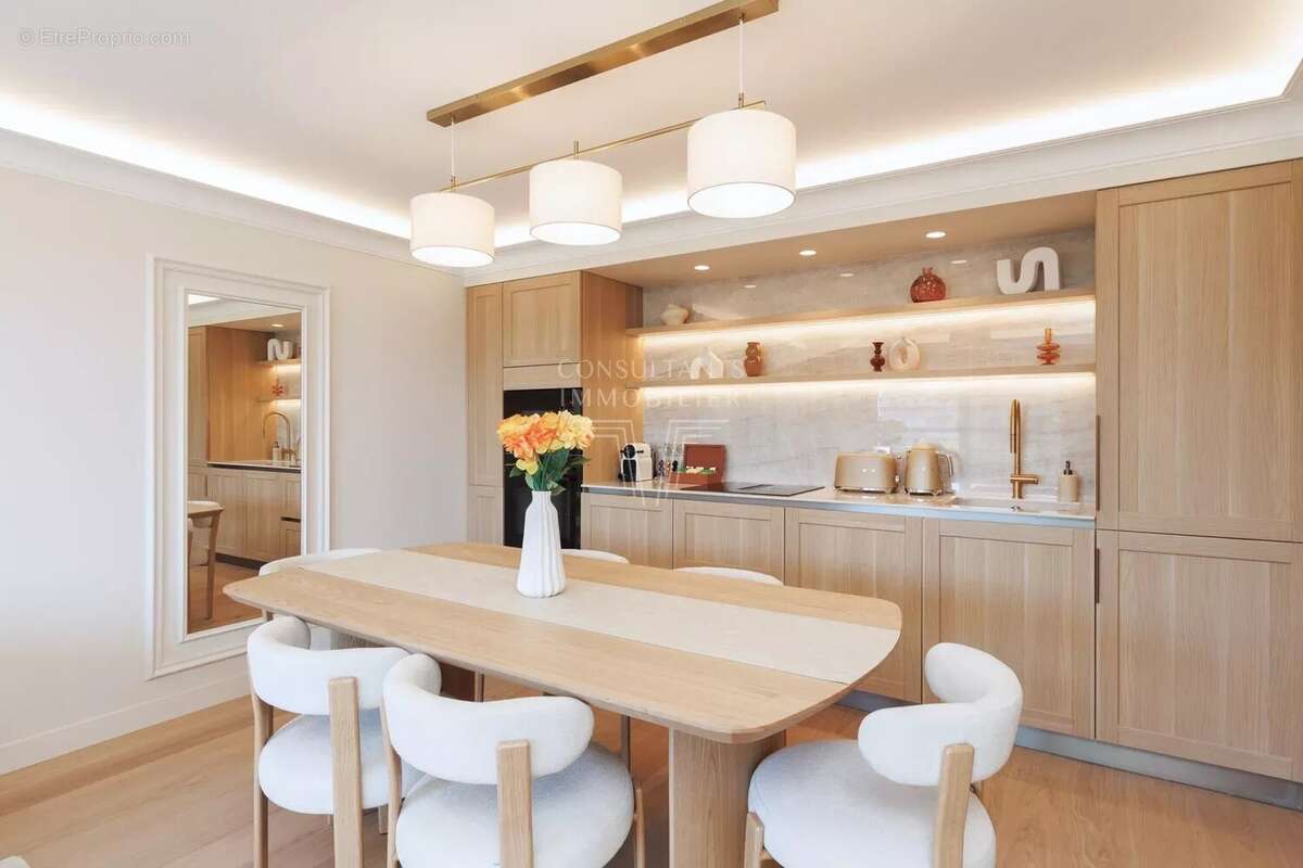 Cannes Hypercentre – Élégant 3 pièces rénové, étage élevé, plein sud et vue dégagée - photo 2