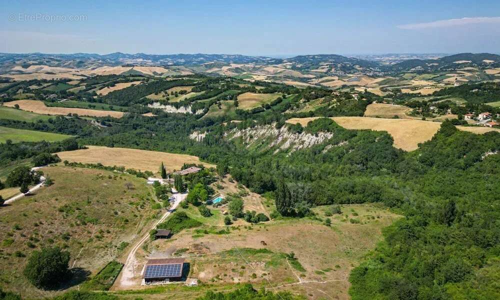 Ancienne ferme historique avec écuries et piscine, à 8 minutes d'Urbino - photo 10