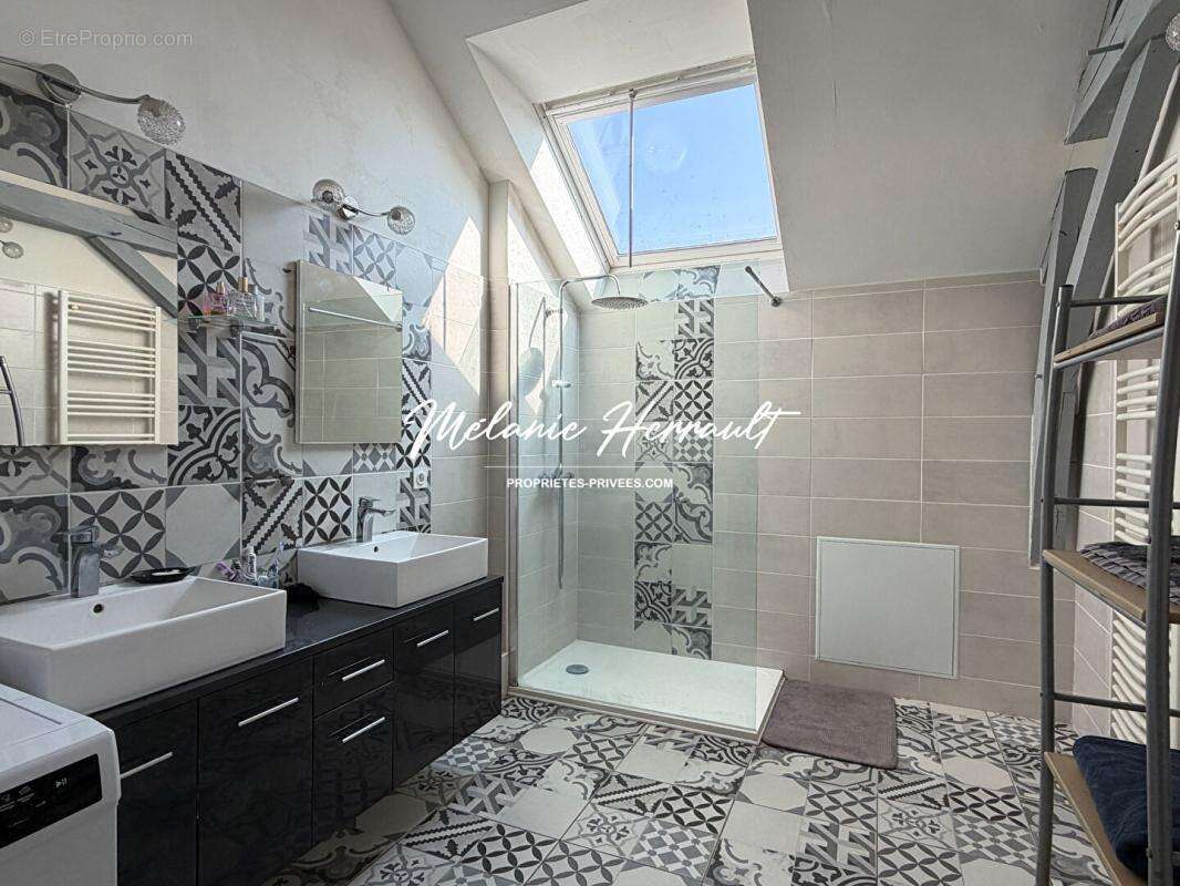 Maison semi-mitoyenne - 5 chambres - Neuville sur Sarthe (72190) - photo 9