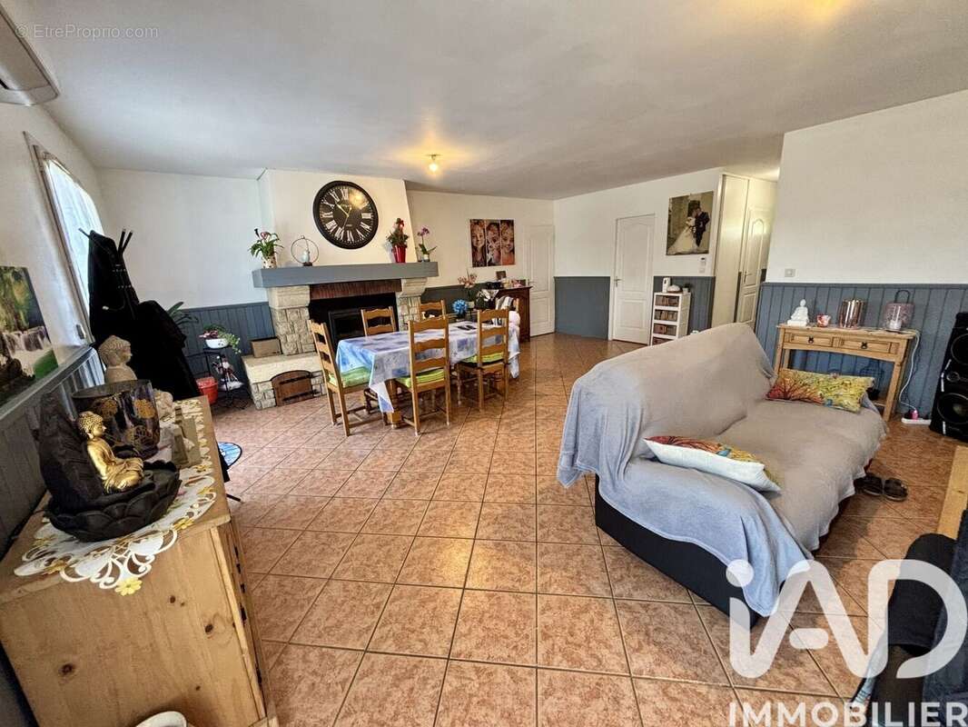 Maison 129 m² à Saint-Seurin-De-Bourg  - photo 3