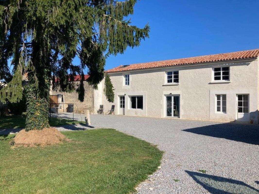 Maison à SAINTE-GEMME-LA-PLAINE