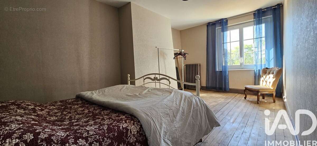 Maison 177 m² à Saint-Priest-Bramefant  - photo 9