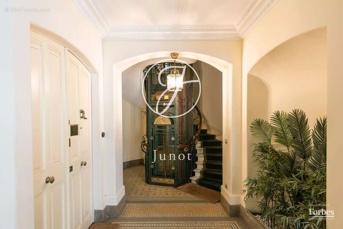 Appartement à PARIS-16E