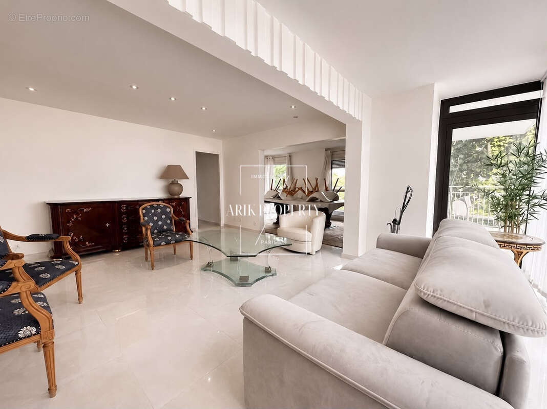 À vendre   Appartement 4 pièces meublé de 94 m2 avec terrasse, parking et cave - photo 2