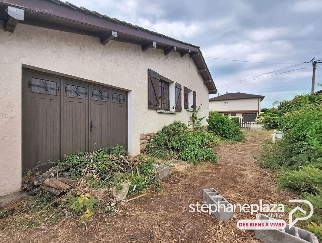 Maison de plain-pied à rénover de 81m², 2 chambres + 1 bureau, 2 garages avec jardin au centre de VILLARS-LES-DOMBES - photo 12