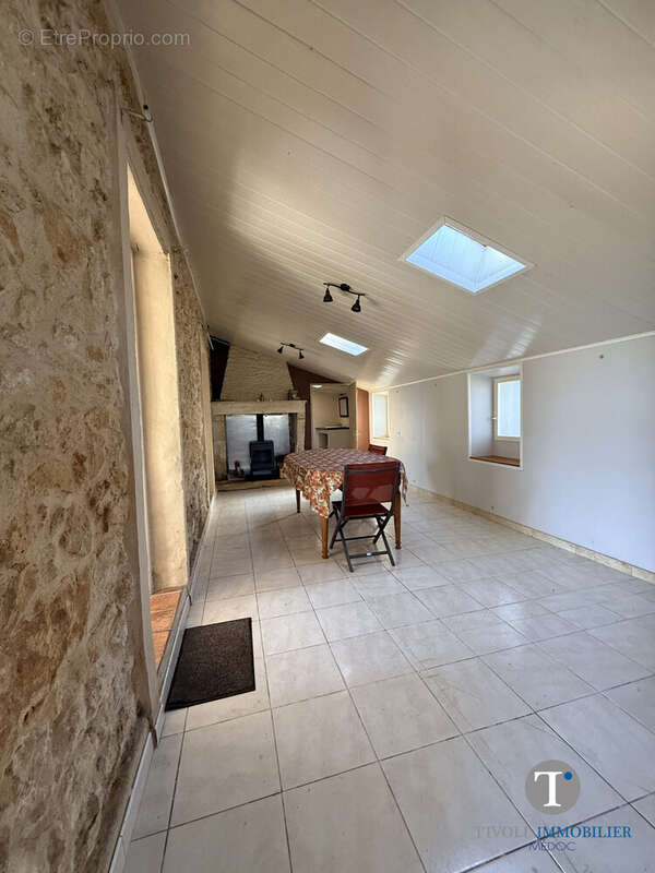 Salon séjour - Maison à SAINT-GERMAIN-D'ESTEUIL