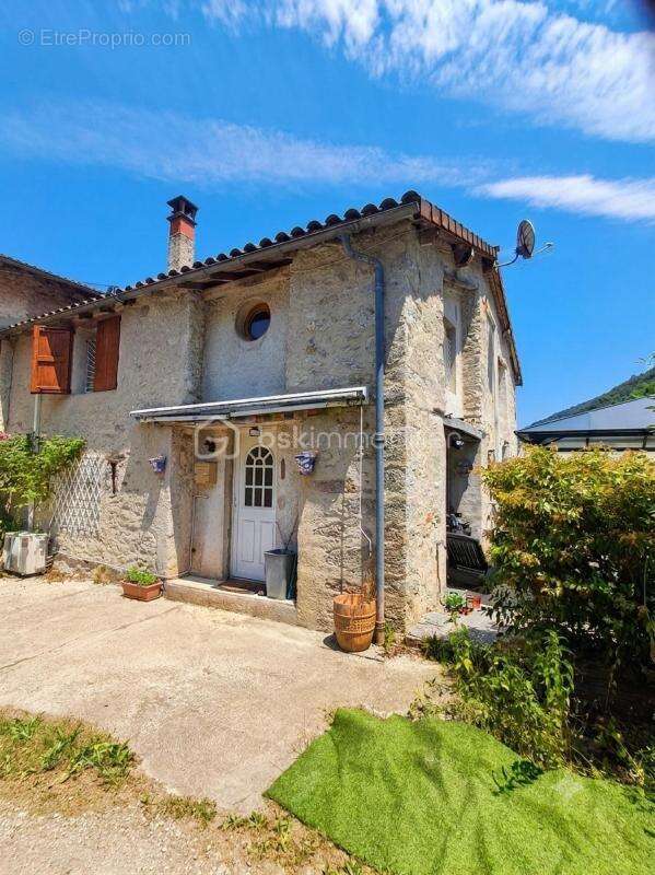 Charme et Authenticité : Maison en pierre restaurée (100m²) - photo 2