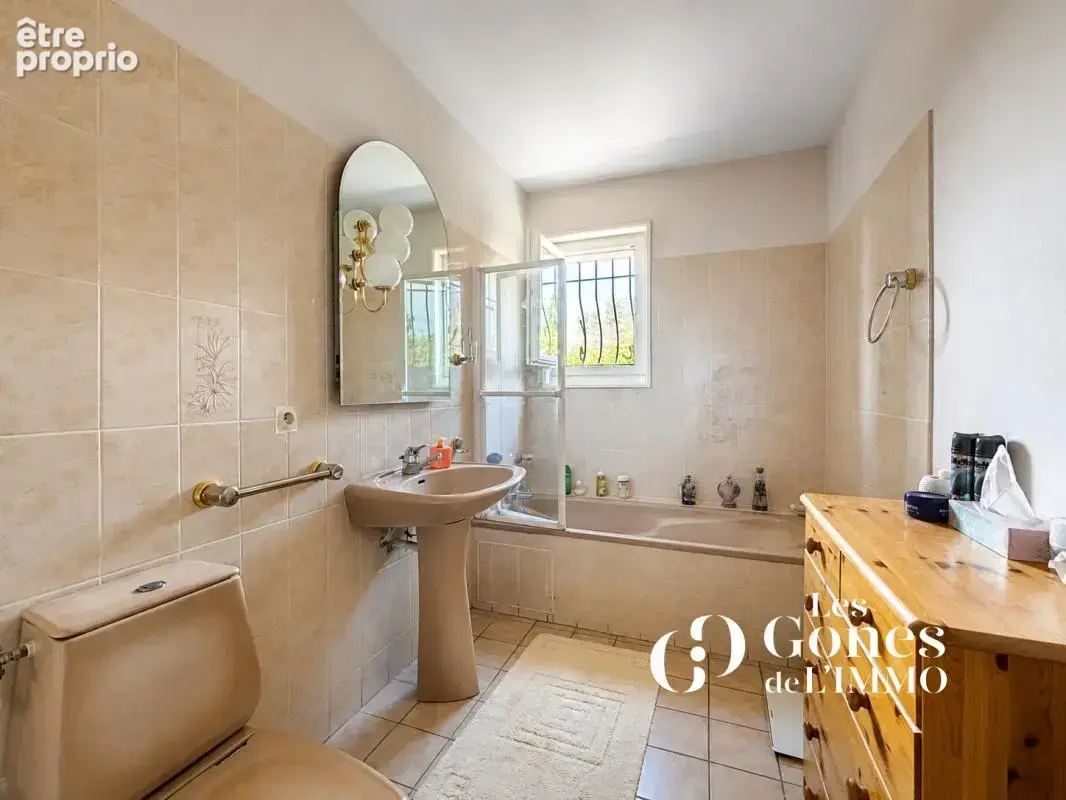 Dardilly- maison 4 chambres avec piscine, terrain arboré et - photo 12