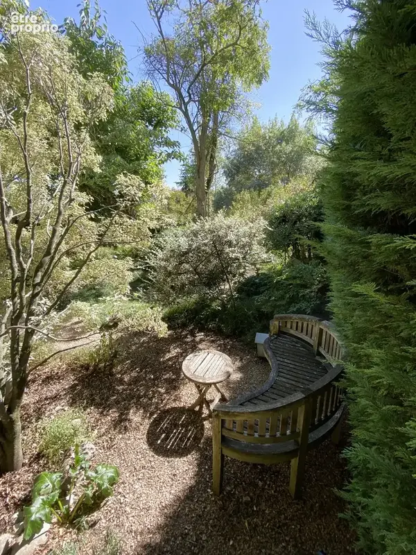 Dans un Domaine fortifiée médiéval, maison en pierres avec 249m2 habitables avec jardin privatif et paysagé - photo 10