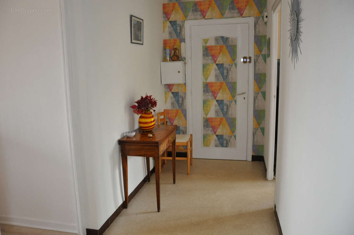 Bel appartement traversant de 70 m2, avec deux grands balcons, un garage, et une cave. - photo 8