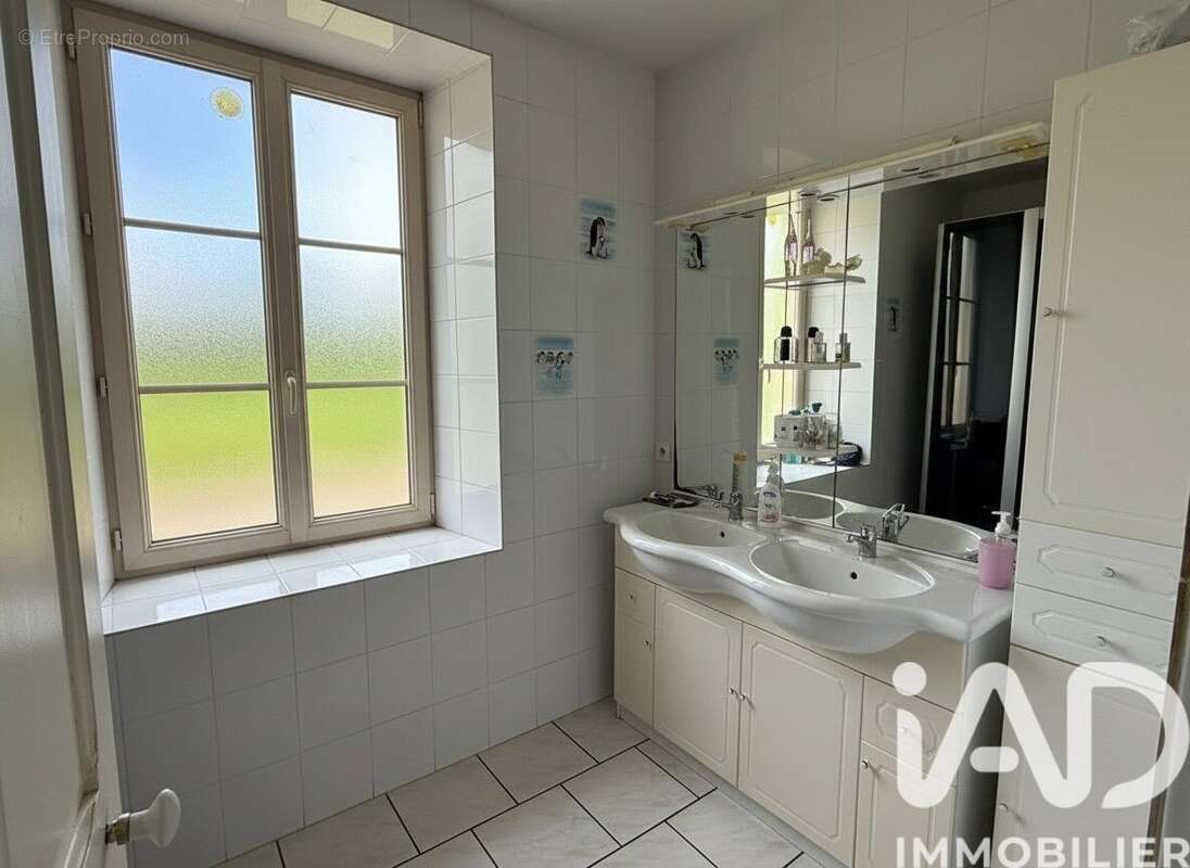 Maison 109 m² à Morlac  - photo 8