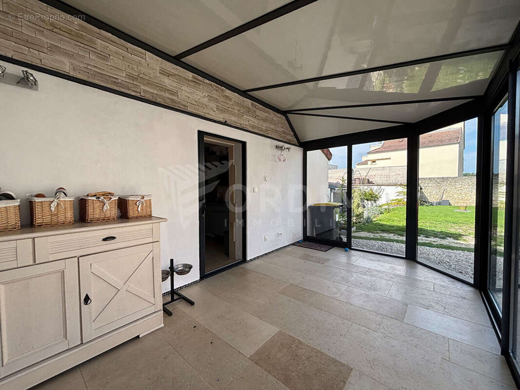 Maison à CRUZY-LE-CHATEL