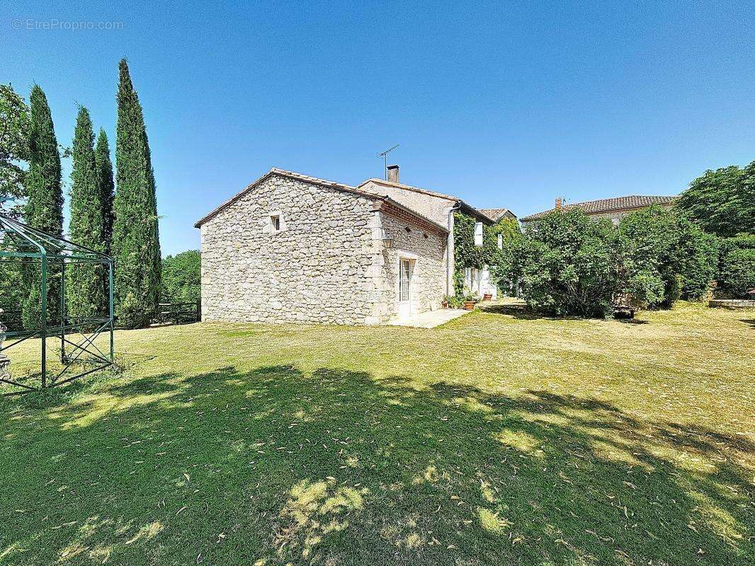 Du cachet et du charme pour cette confortable maison de 181m2. sur 1.1 hectare de terrain - photo 26