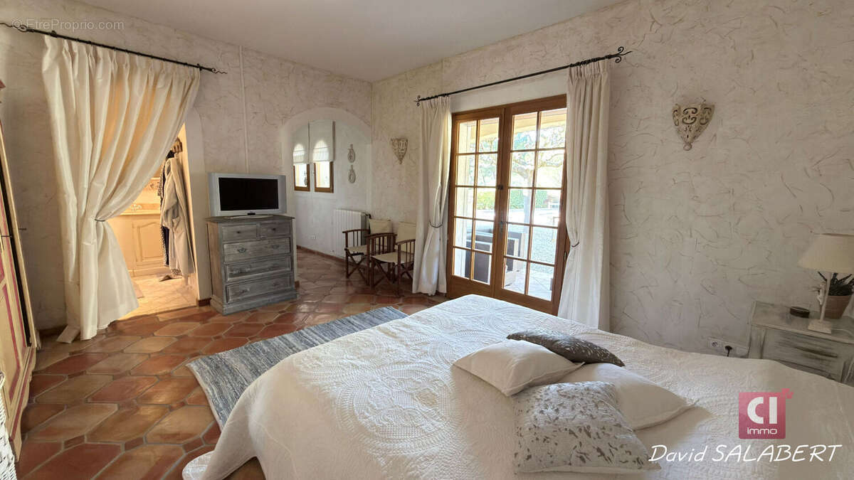 Garéoult -villa familiale de 170 m² avec cinq chambres, piscine et terrain paysager - photo 8