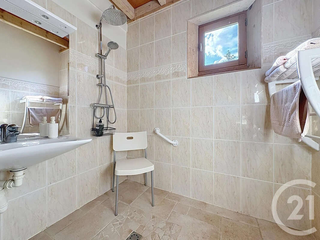 Maison 737 m² à Estissac  - photo 19