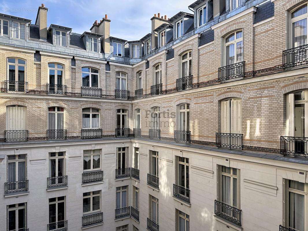 Appartement à PARIS-17E