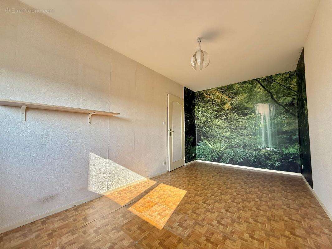 Appartement T 1 - dernier étage avec ascenseur - cave - parking privatif extérieur - photo 2
