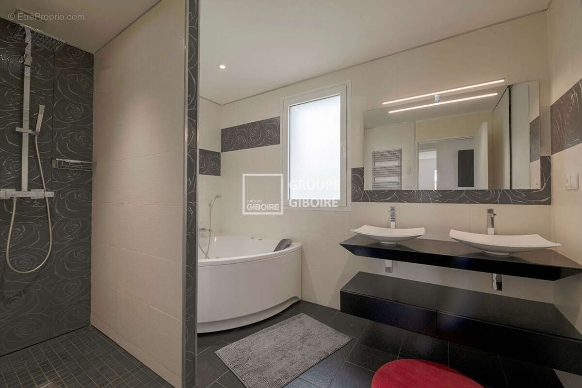 Maison à MONTGERMONT