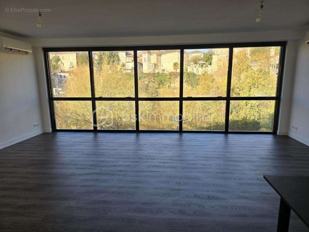 Immeuble de bureaux sur 3 niveaux avec appartement indépendant, opportunité d'investissement rare - photo 16
