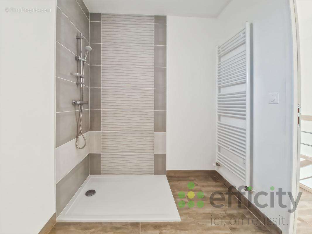 Maison à NEUVILLE-SUR-SARTHE