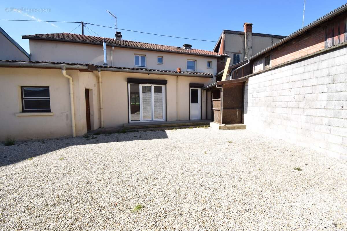 Nettancourt – Maison de campagne 132 m², grand garage et cour privative - photo 8