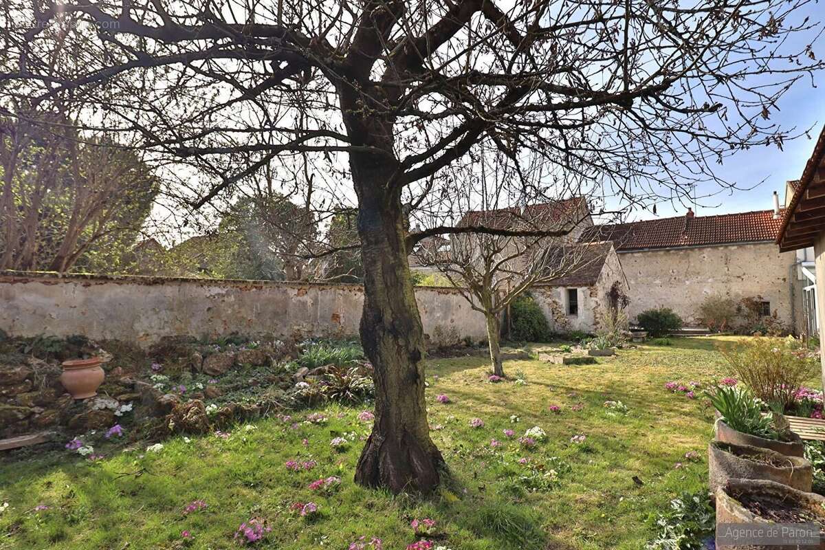 Maison à VERRIERES-LE-BUISSON