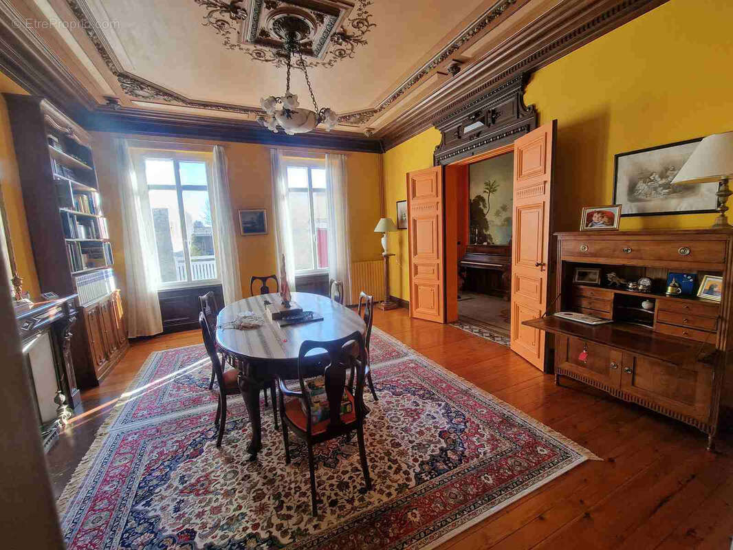 Maison de maître avec dépendances et piscine - photo 15