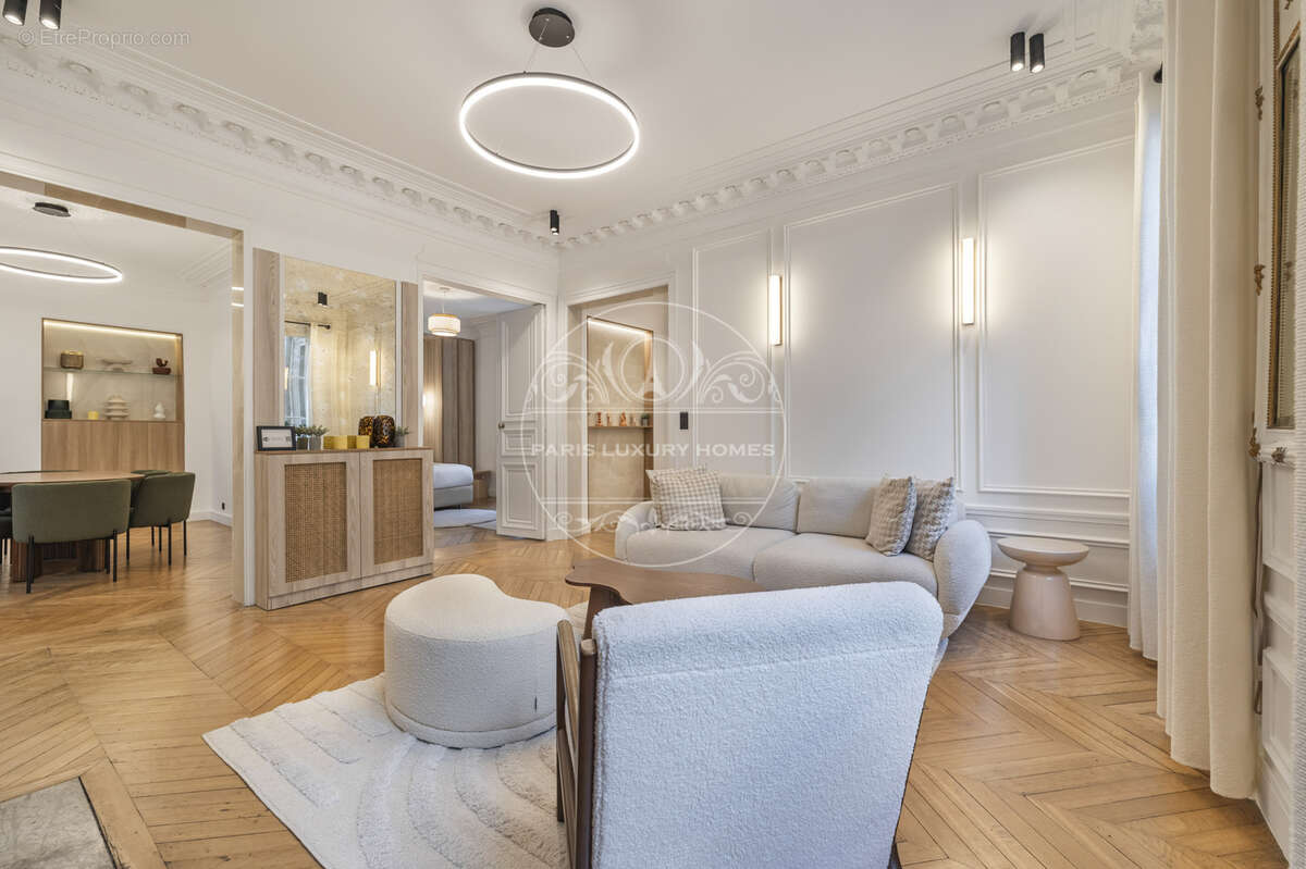 Appartement à PARIS-8E