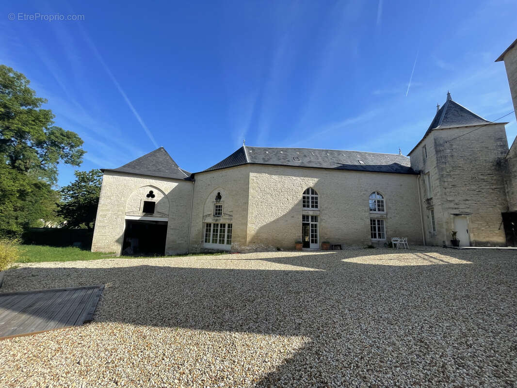 Superbe propriété fortifiée avec deux tours, un sauna et un spa dans la cour, située dans un magnifique villag - photo 3