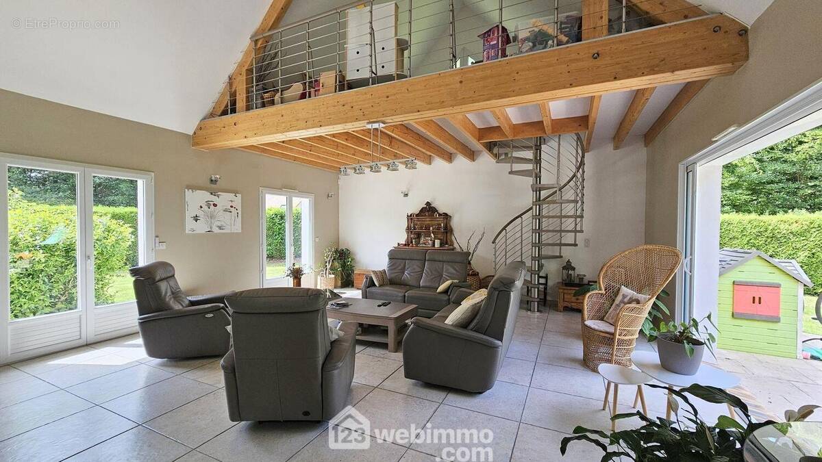 Un superbe séjour cathédrale de 41 m² traversant et son accès à la seconde terrasse. - Maison à MILLY-LA-FORET