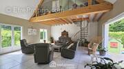 Un superbe séjour cathédrale de 41 m² traversant et son accès à la seconde terrasse. - Maison à MILLY-LA-FORET