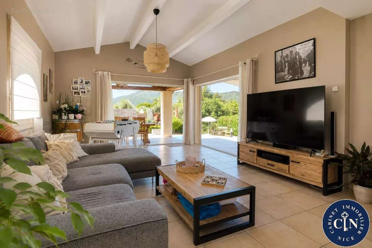Maison 240 m² à Contes  - photo 2