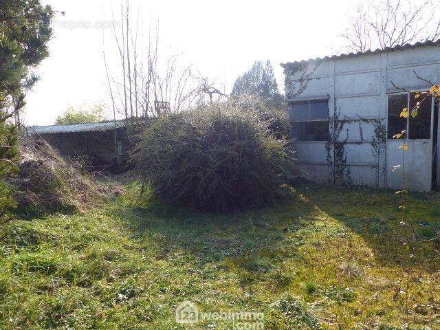 Terrain constructible d&#039;une superficie de 475 m2 - Terrain à CHAILLEVOIS