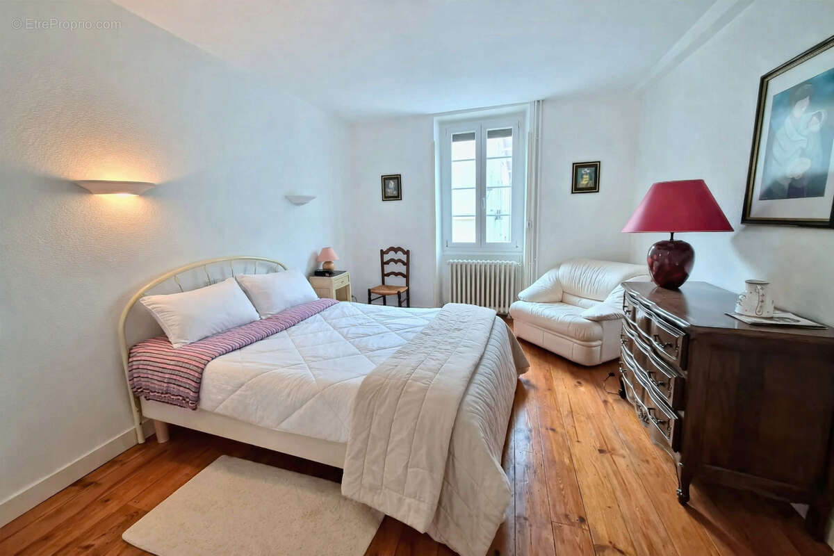 Maison de caractère avec grand terrain, piscine et dépendances - photo 2