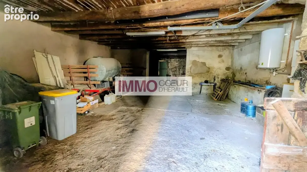 PLAISSAN  Maison vigneronne avec 135 m² de garage, terrasse de 52 m² et combles aménageables - photo 8