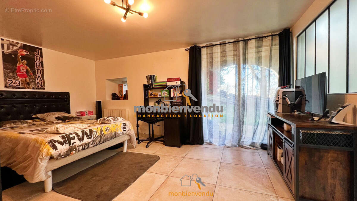 Maison à FREIX-ANGLARDS