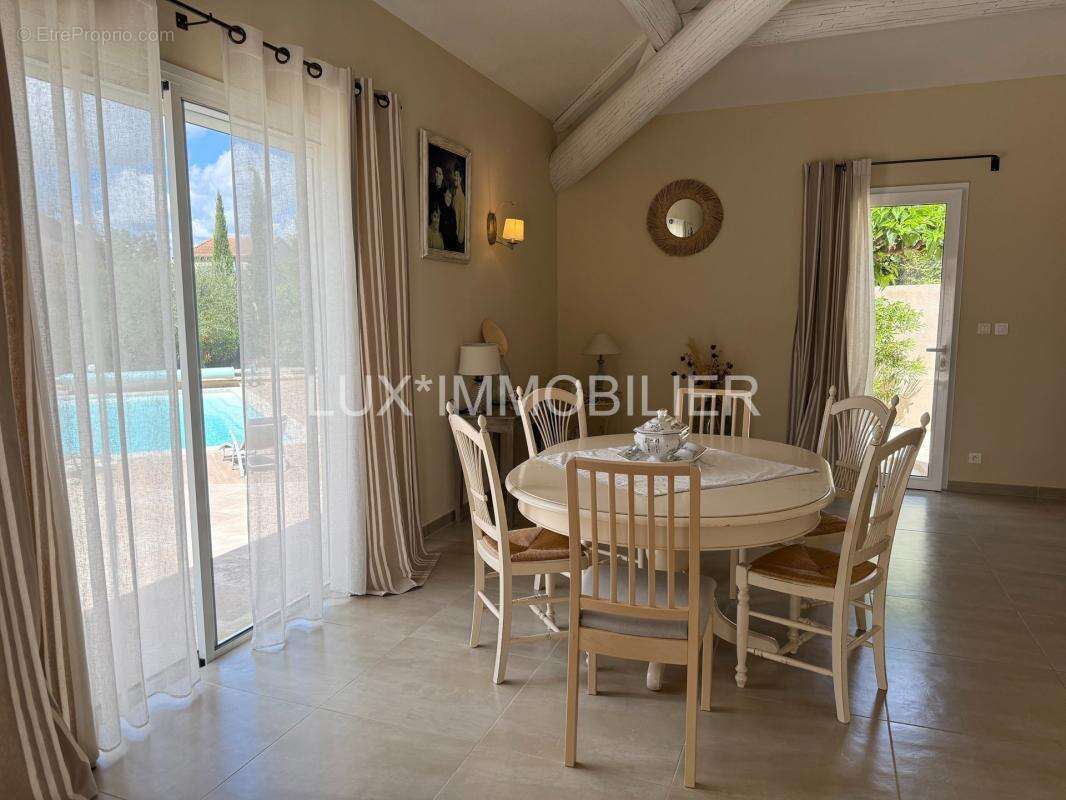 Noves - villa d'architecte, piscine pool-house, centre calme - photo 24