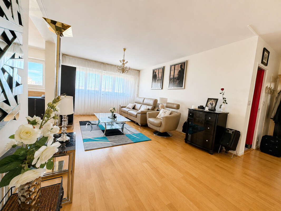 Appartement à COURBEVOIE