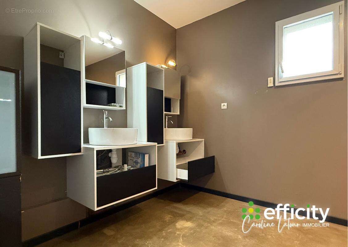 Maison à MARCILLY-LE-CHATEL