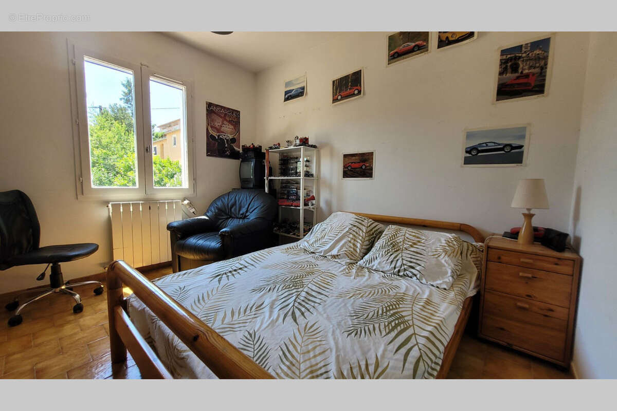 Sur 1045 m2 , garage, piscine H Sol - photo 6