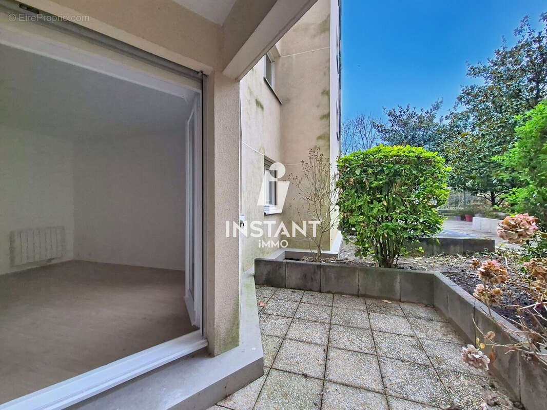 Accès à la terrasse privative - Appartement à MAISONS-ALFORT