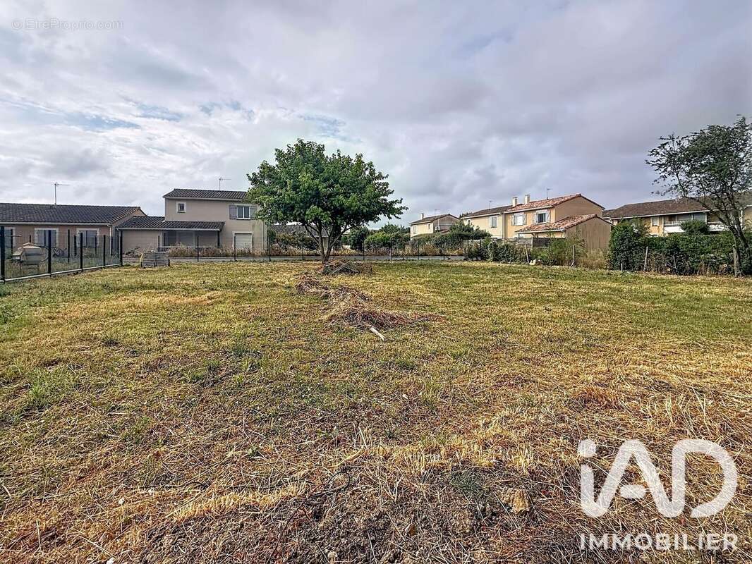 Terrain 891 m² à Daux  - photo 2