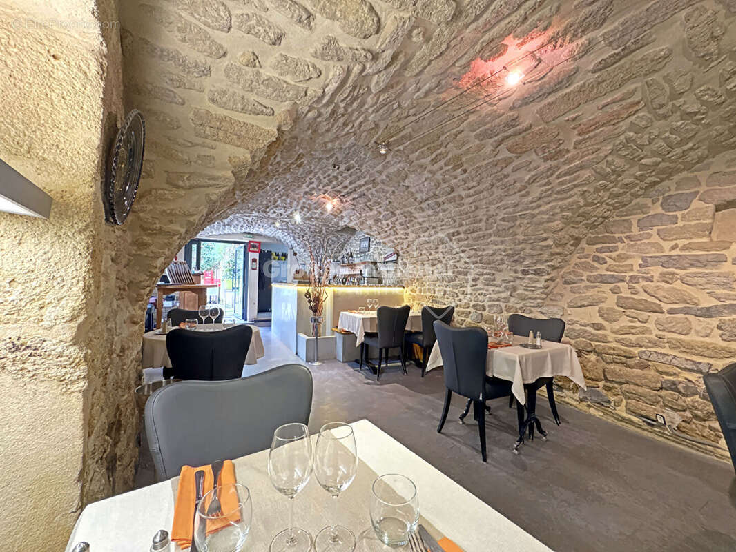 Commerce à GALLARGUES-LE-MONTUEUX