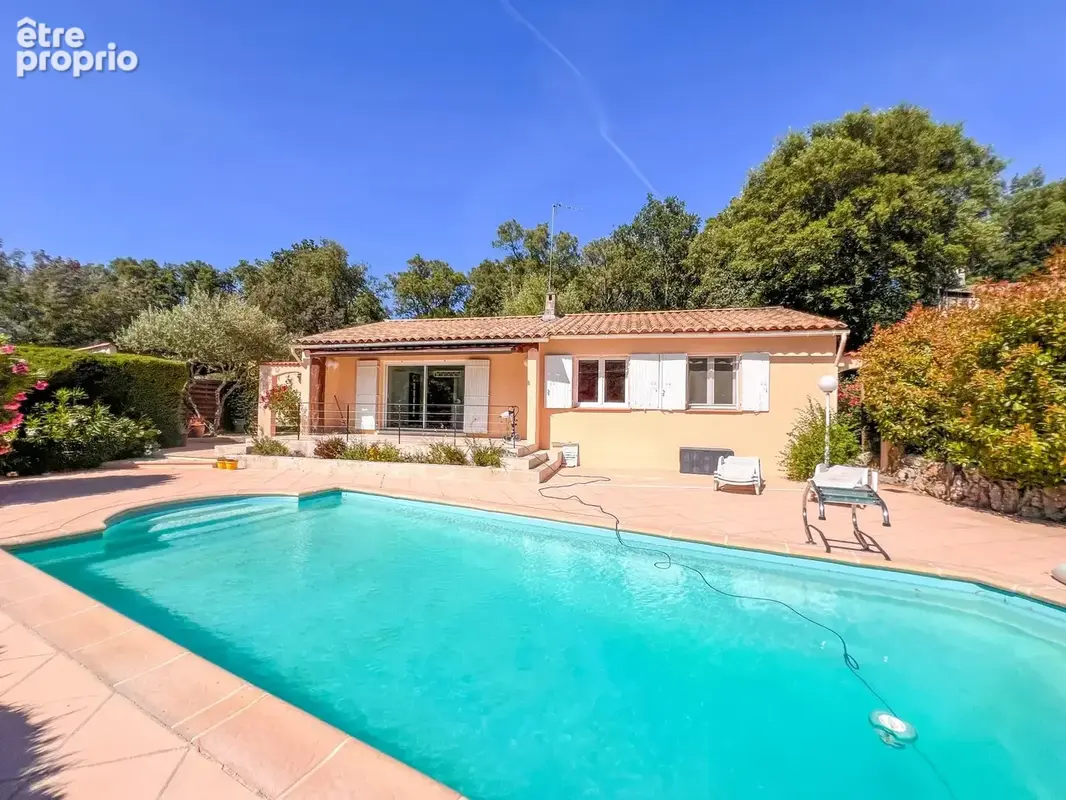 BAGNOLS EN FORET - Villa plain-pied avec piscine - photo 2