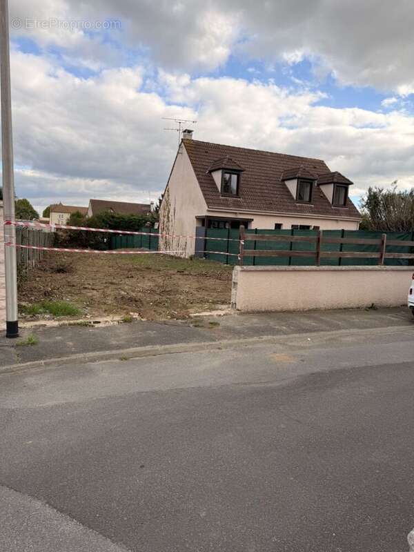 Terrain à bâtir de 325 m² à SAINT-GERMAIN-LES-ARPAJON (91) - photo 3