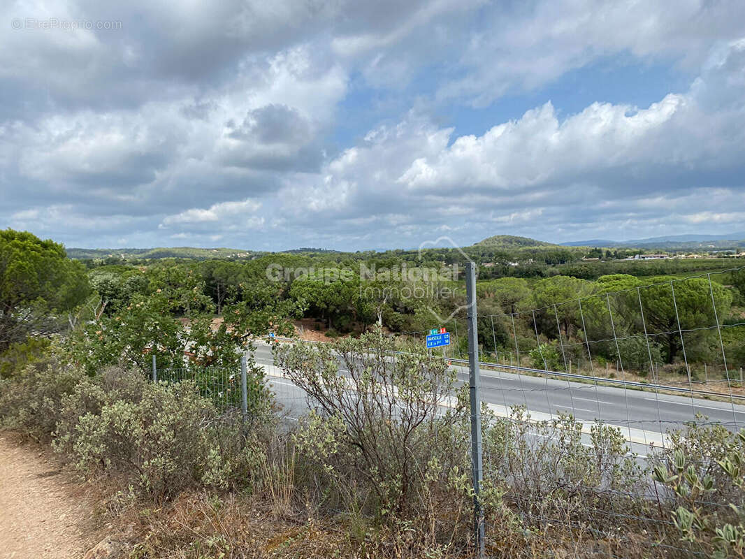 Terrain à LE MUY